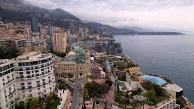 Monte Carlo 'nun çarpıcı insansız hava aracı görüntüleri. Dünyaca ünlü kumarhanelerin zarafeti, lüks yatlar ve nefes kesici kıyı manzaraları. Seyahat, yaşam tarzı ve lüks temalı projeler için ideal