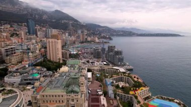 Monte Carlo 'nun güzelliğini yukarıdan keşfedin. Bu büyüleyici insansız hava aracı görüntülerinde ikonik siluet, lüks yatlar, çarpıcı kıyı manzaraları seyahat ve yaşam tarzı projeleri sergileniyor.