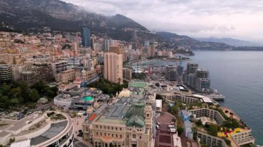 Monte Carlo 'nun büyüleyici insansız hava aracı videosunun cazibesi. İkonik simgeler, müsrif yatlar, nefes kesici deniz manzarası lüks seyahat içeriği için mükemmel bir seçim.