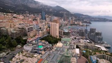 Bu çarpıcı İHA görüntüsüyle Monte Carlo üzerinde süzül. Citys 'in canlı mimarisi, görkemli kumarhaneleri, sakin sahil şeridi. Lüks seyahat alanındaki film yapımcıları ve içerik yaratıcıları için olmalı.