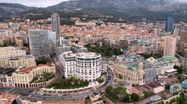 Monte Carlo 'nun güzelliğini yukarıdan keşfedin. Bu büyüleyici insansız hava aracı görüntülerinde ikonik siluet, lüks yatlar, çarpıcı kıyı manzaraları seyahat ve yaşam tarzı projeleri sergileniyor.