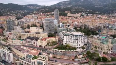 Bu çarpıcı İHA görüntüsüyle Monte Carlo üzerinde süzül. Citys 'in canlı mimarisi, görkemli kumarhaneleri, sakin sahil şeridi. Lüks seyahat alanındaki film yapımcıları ve içerik yaratıcıları için olmalı.