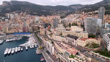 Monte Carlo 'nun çarpıcı insansız hava aracı görüntüleri. Dünyaca ünlü kumarhanelerin zarafeti, lüks yatlar ve nefes kesici kıyı manzaraları. Seyahat, yaşam tarzı ve lüks temalı projeler için ideal