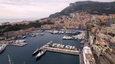 Monte Carlo 'nun büyüleyici insansız hava aracı videosunun cazibesi. İkonik simgeler, müsrif yatlar, nefes kesici deniz manzarası lüks seyahat içeriği için mükemmel bir seçim.