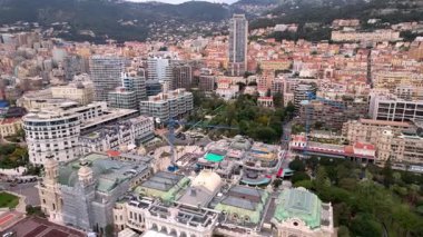 Monte Carlo 'nun büyüleyici insansız hava aracı videosunun cazibesi. İkonik simgeler, müsrif yatlar, nefes kesici deniz manzarası lüks seyahat içeriği için mükemmel bir seçim.