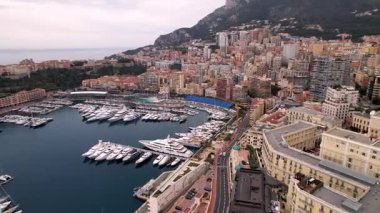 Monte Carlo 'nun büyüleyici insansız hava aracı videosunun cazibesi. İkonik simgeler, müsrif yatlar, nefes kesici deniz manzarası lüks seyahat içeriği için mükemmel bir seçim.