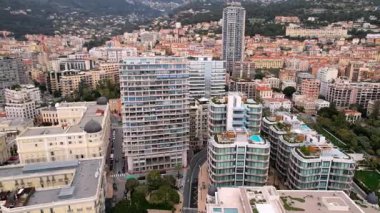Bu çarpıcı İHA görüntüsüyle Monte Carlo üzerinde süzül. Citys 'in canlı mimarisi, görkemli kumarhaneleri, sakin sahil şeridi. Lüks seyahat alanındaki film yapımcıları ve içerik yaratıcıları için olmalı.