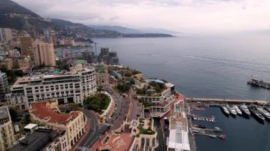 Monte Carlo 'nun büyüleyici insansız hava aracı videosunun cazibesi. İkonik simgeler, müsrif yatlar, nefes kesici deniz manzarası lüks seyahat içeriği için mükemmel bir seçim.