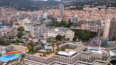Monte Carlo 'nun güzelliğini yukarıdan keşfedin. Bu büyüleyici insansız hava aracı görüntülerinde ikonik siluet, lüks yatlar, çarpıcı kıyı manzaraları seyahat ve yaşam tarzı projeleri sergileniyor.