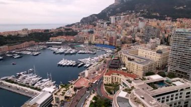 Monte Carlo 'nun güzelliğini yukarıdan keşfedin. Bu büyüleyici insansız hava aracı görüntülerinde ikonik siluet, lüks yatlar, çarpıcı kıyı manzaraları seyahat ve yaşam tarzı projeleri sergileniyor.