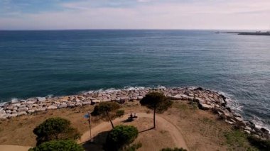 Imperia, İtalya 'nın nefes kesici hava manzaraları, insansız hava aracı görüntüleri. Yeşillik parkın üzerinde süzülmek, çarpıcı Akdeniz kıyıları, canlı bir manzara, dingin mavi su. Seyahat meraklısı, video yapımcısı