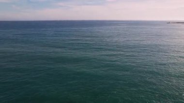 Imperia, İtalya 'nın çarpıcı manzarası, bu büyüleyici insansız hava aracı görüntüsü. İkonik deniz feneri, geniş deniz manzarası, bu güzel sahil şehrinin özünü yakalıyor. Seyahat için, yaratıcı proje