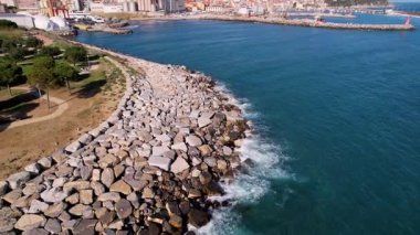 Bu büyüleyici dron videosuyla Imperia, İtalya 'nın büyüleyici güzelliğini keşfedin. Resimli parklar ve gök mavisi deniz manzaraları üzerinde süzülür, bu sahil cennetinin kalbini yakalar.