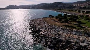 Imperia, İtalya 'yı keşfedin, nefes kesen şehir manzaraları, yemyeşil parklar ve pitoresk deniz kıyıları. Gerçek Akdeniz manzarası arayan seyahat meraklıları ve film yapımcıları için mükemmel.