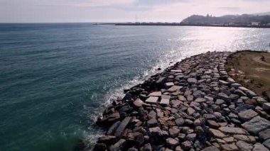 Imperia, İtalya 'yı keşfedin, ünlü deniz feneri ve kristal berrak denizinin nefes kesici hava görüntüleriyle. Bu video sahilin dingin güzelliğini yakalar, seyahat meraklıları ve film yapımcıları için mükemmeldir.
