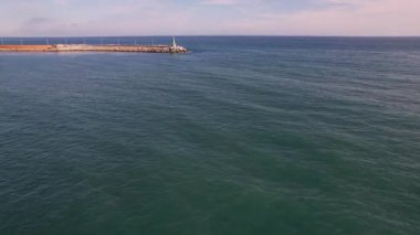 Tarihsel deniz feneri ve uçsuz bucaksız mavi deniz yoluyla İtalya 'nın büyüleyici Imperias kıyı şeridini keşfedin. Gösterişli seyahat yerleri ve deniz manzaraları için büyüleyici görüntüler ideal