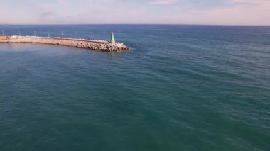 Imperia, İtalya 'nın kıyı zarafetini deneyin, İHA çekimleri ikonik deniz feneri ve geniş deniz genişliği içerir. Bu video seyahat içeriğini ve hikaye anlatımını geliştirmek için mükemmeldir.
