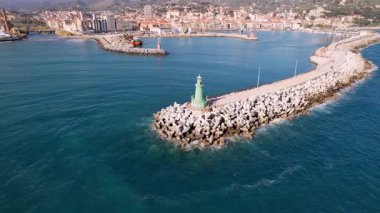 Kendinizi Imperia, İtalya 'nın canlı manzarasına daldırın, nefes kesen deniz feneri, kristal deniz, hareketli liman manzaraları. Doğa ve şehir hayatının uyumlu bir karışımını sergilemek için ideal.