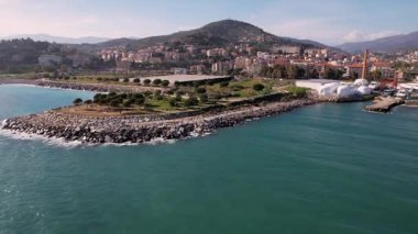 Imperia, İtalya 'nın canlı cazibesini büyüleyici şehir, yeşil park ve çarpıcı sahil şeridinin görüntüleriyle tecrübe edin. Şehir ve doğal güzelliğin uyumlu bir karışımını sergilemek için ideal.