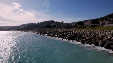 Imperia, İtalya 'nın nefes kesici hava manzaraları, insansız hava aracı görüntüleri. Yeşillik parkın üzerinde süzülmek, çarpıcı Akdeniz kıyıları, canlı bir manzara, dingin mavi su. Seyahat meraklısı, video yapımcısı