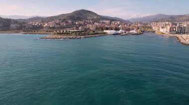 Imperia, İtalya 'nın güzelliğini bu enfes drone görüntüsüyle keşfedin. Canlı şehir manzarası, yemyeşil parklar, ve nefes kesici kıyı manzaraları, Akdeniz cazibesinin mükemmel bir fotoğrafını sunuyor.