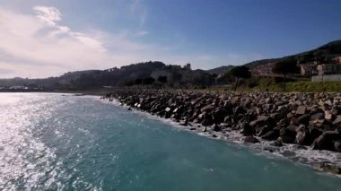 Imperia, İtalya 'nın güzelliğini bu enfes drone görüntüsüyle keşfedin. Canlı şehir manzarası, yemyeşil parklar, ve nefes kesici kıyı manzaraları, Akdeniz cazibesinin mükemmel bir fotoğrafını sunuyor.