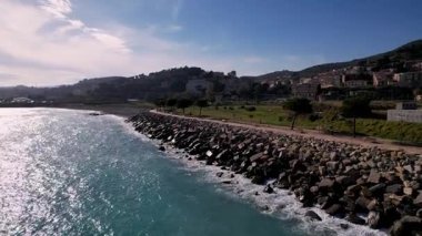 Imperia, İtalya 'nın canlı cazibesini büyüleyici şehir, yeşil park ve çarpıcı sahil şeridinin görüntüleriyle tecrübe edin. Şehir ve doğal güzelliğin uyumlu bir karışımını sergilemek için ideal.