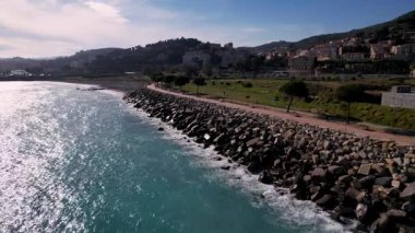 Imperia, İtalya 'yı keşfedin, nefes kesen şehir manzaraları, yemyeşil parklar ve pitoresk deniz kıyıları. Gerçek Akdeniz manzarası arayan seyahat meraklıları ve film yapımcıları için mükemmel.