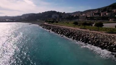Imperia, İtalya 'nın nefes kesici insansız hava aracı görüntüleriyle canlı şehir sokaklarını, sakin parklarını, ışıltılı kıyı bölgelerini gözler önüne seriyor. Kentsel ve deniz kenarındaki uyumun güzel tasviri