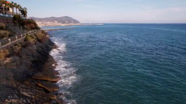 Yukarıdan Imperia, İtalya 'nın büyüleyici manzaralarını keşfedin, ikonik Aşıklar Yürüyüşü, ışıldayan deniz kıyıları. Seyahat meraklıları için, bu sinematik görüntüler kıyı yaşamının cazibesini özetliyor.