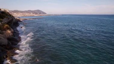 Imperia, İtalya 'nın güzel manzaraları üzerinde süzülerek romantik Aşıklar Yürüyüşü' nü sergiliyor. Bu büyüleyici drone görüntüleri yaratıcı proje için sevgi ve doğanın mükemmel bir karışımını sunuyor.