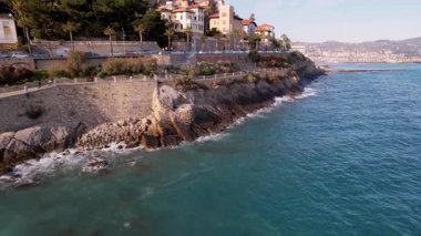 Imperia, İtalya 'nın büyüleyici hava manzaralarını keşfetmek, tarihi eski kasabayı, Aşıkların Yürüyüşü' nü, çarpıcı kıyı şeridini gözler önüne sermek. Bu büyüleyici drone görüntüleri seyahat ve romantizm temalı proje için.