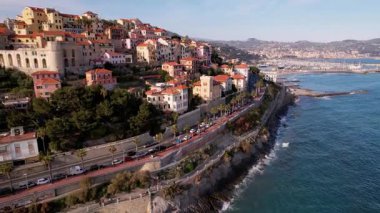 Imperia, İtalya 'nın deneyim cazibesi, yukarıdan, tarihi eski kasaba, büyüleyici Aşıklar Yürüyüşü, nefes kesici kıyı manzarası. Bu çarpıcı drone görüntüsü seyahat ve romantik görüntüler için ideal.
