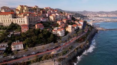 Imperia, İtalya 'nın nefes kesici hava manzarası, büyüleyici eski kasaba, romantik Aşıklar Yürüyüşü, el değmemiş plajlar. Bu drone görüntüsü seyahat ve romantizm temalı içeriği geliştirmek için mükemmeldir.