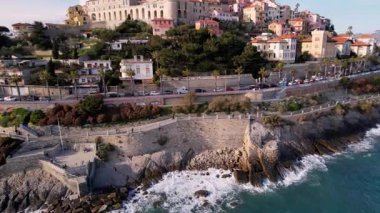 Imperia, İtalya 'nın büyüleyici hava manzaralarını keşfetmek, tarihi eski kasabayı, Aşıkların Yürüyüşü' nü, çarpıcı kıyı şeridini gözler önüne sermek. Bu büyüleyici drone görüntüleri seyahat ve romantizm temalı proje için.