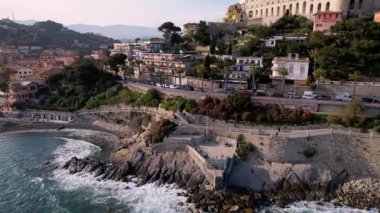 Imperia, İtalya 'nın deneyim cazibesi, yukarıdan, tarihi eski kasaba, büyüleyici Aşıklar Yürüyüşü, nefes kesici kıyı manzarası. Bu çarpıcı drone görüntüsü seyahat ve romantik görüntüler için ideal.