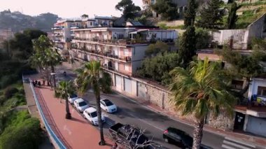 Imperia, İtalya 'nın nefes kesici hava manzarası, büyüleyici eski kasaba, romantik Aşıklar Yürüyüşü, el değmemiş plajlar. Bu drone görüntüsü seyahat ve romantizm temalı içeriği geliştirmek için mükemmeldir.