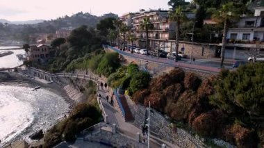 Imperia, İtalya 'nın nefes kesen hava manzaraları Aşıkların Yürüyüşü' nü ve çarpıcı sahil şeridini gösteriyor. Seyahat, içerik, bu görüntü Akdeniz cazibesinin özünü yakalar.