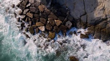 Kıyı şeridinin dinamik güzelliğini bu dalgaların engebeli kayalara çarpmasıyla keşfedin. Ticari kullanım için, doğanın ihtişamını gösteren her projenin geliştirilmesi