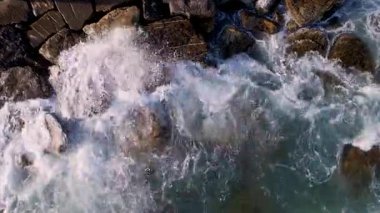 Nefes kesici dron görüntüleri büyüleyici okyanus dalgalarını yakalıyor engebeli kayalara çarpıyor. Doğa belgeselleri, seyahat videoları ya da canlı bir kıyı ortamı arayan herhangi bir proje için