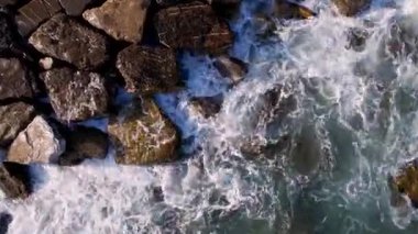 Kendinizi bu büyüleyici okyanus görüntülerine daldırın. Kayalık kıyılara çarpan dalgaları gösterin. Seyahat videoları, belgeseller, doğa güzelliği ve gücü kutlayan projeler için.