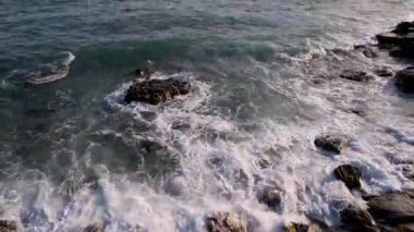 Kendinizi bu büyüleyici okyanus görüntülerine daldırın. Kayalık kıyılara çarpan dalgaları gösterin. Seyahat videoları, belgeseller, doğa güzelliği ve gücü kutlayan projeler için.