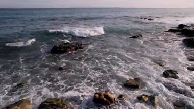 Imperia, İtalya 'nın büyüleyici hava manzaralarını keşfedin, büyüleyici şehir manzarası, Aşıkların romantik yürüyüşü, güzel kıyı şeridi. Bu büyüleyici insansız hava aracı görüntüleri seyahat ve yaşam tarzı projeleri için mükemmeldir.