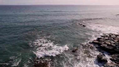 Imperia, İtalya 'nın büyüleyici hava manzaralarını keşfedin, büyüleyici şehir manzarası, Aşıkların romantik yürüyüşü, güzel kıyı şeridi. Bu büyüleyici insansız hava aracı görüntüleri seyahat ve yaşam tarzı projeleri için mükemmeldir.