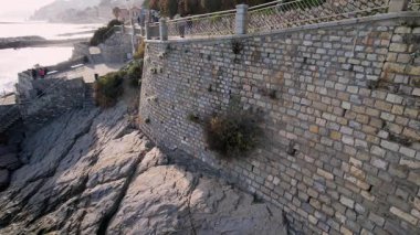 Imperia, İtalya 'nın nefes kesici hava perspektifi, canlı bir şehir, romantik Aşıklar Yürüyüşü, resimli bir kıyı şeridi. Seyahat etmek ve stok görüntülerini sevmek için ideal