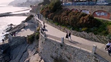 Büyüleyici Imperia, İtalya şehrini keşfedin, çarpıcı insansız hava aracı görüntüleriyle şehir manzarasını, huzurlu Aşıklar Yürüyüşü 'nü, sakin kıyı şeridini yakalayın. Seyahat ve romantik içeriği geliştirmek için mükemmel.