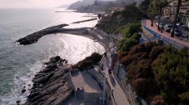 Imperia, İtalya 'nın büyüleyici hava manzaralarını keşfedin, büyüleyici şehir manzarası, Aşıkların romantik yürüyüşü, güzel kıyı şeridi. Bu büyüleyici insansız hava aracı görüntüleri seyahat ve yaşam tarzı projeleri için mükemmeldir.