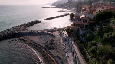 Imperia, İtalya 'nın nefes kesici hava perspektifi, canlı bir şehir, romantik Aşıklar Yürüyüşü, resimli bir kıyı şeridi. Seyahat etmek ve stok görüntülerini sevmek için ideal