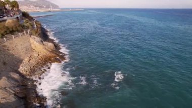 Imperia, İtalya 'nın özünü, gökyüzünden, manzaralı şehir, romantik Aşıklar Yürüyüşü, çarpıcı sahiller. Bu güzel drone görüntüsü seyahat temalı projeler için mükemmel.