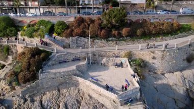 Imperia, İtalya 'nın büyüleyici hava manzaralarını keşfedin, büyüleyici şehir manzarası, Aşıkların romantik yürüyüşü, güzel kıyı şeridi. Bu büyüleyici insansız hava aracı görüntüleri seyahat ve yaşam tarzı projeleri için mükemmeldir.